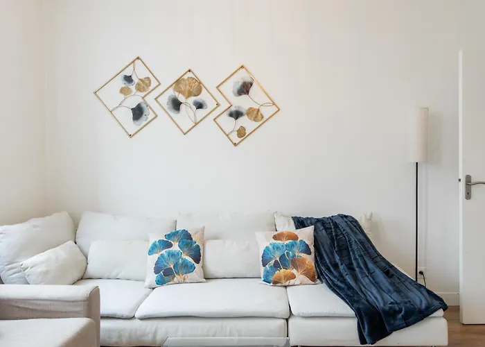 Spacious And Bright 2-Bedroom Large Apartment Very Close To Paris - Near Metro
