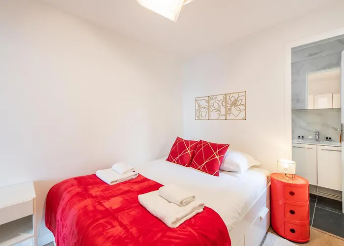 Spacious And Bright 2-Bedroom Large Apartment Very Close To Paris - Near Metro