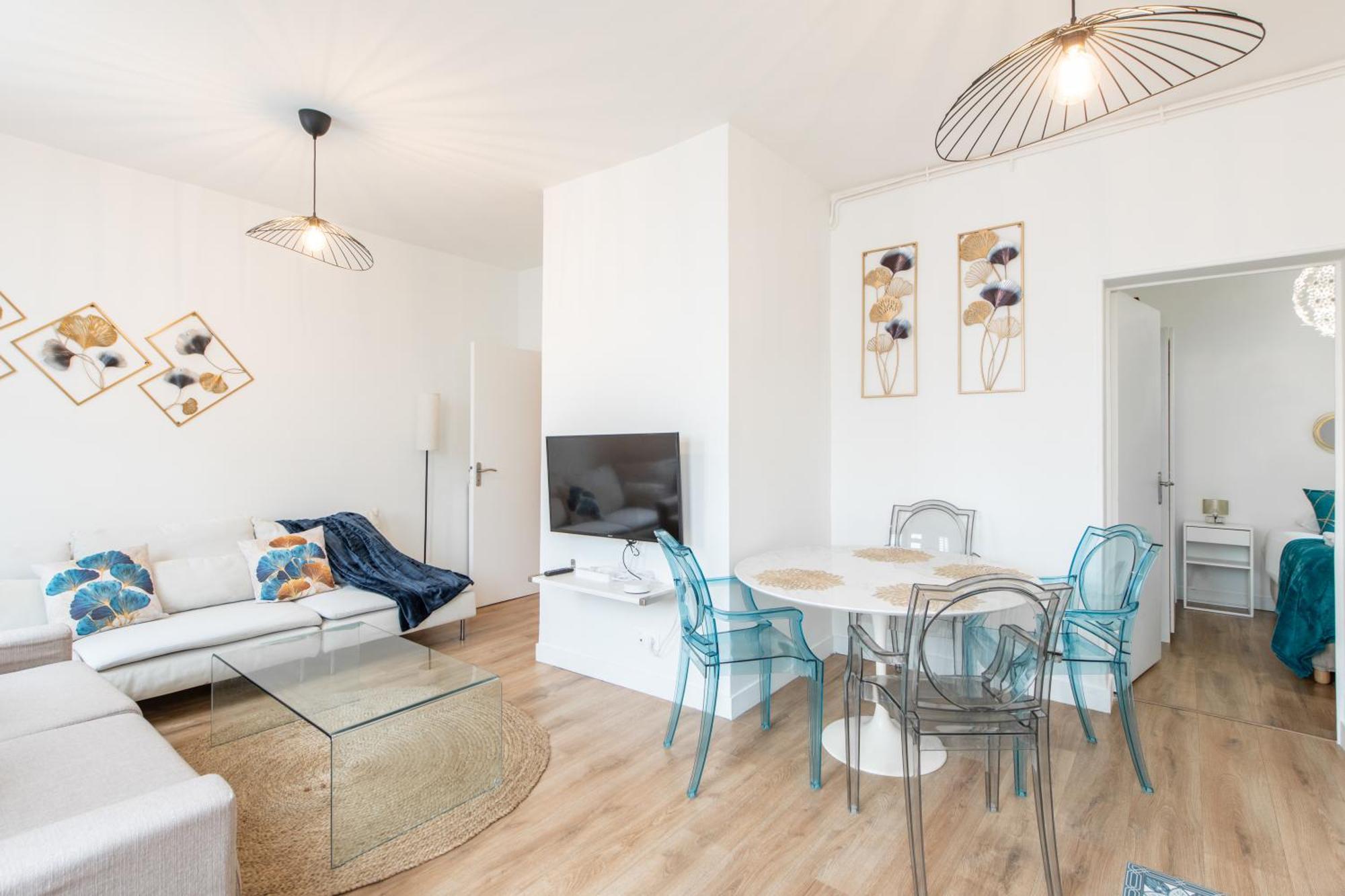Spacious And Bright 2-bedroom Large Very Close To Paris - Near Metro Apartment