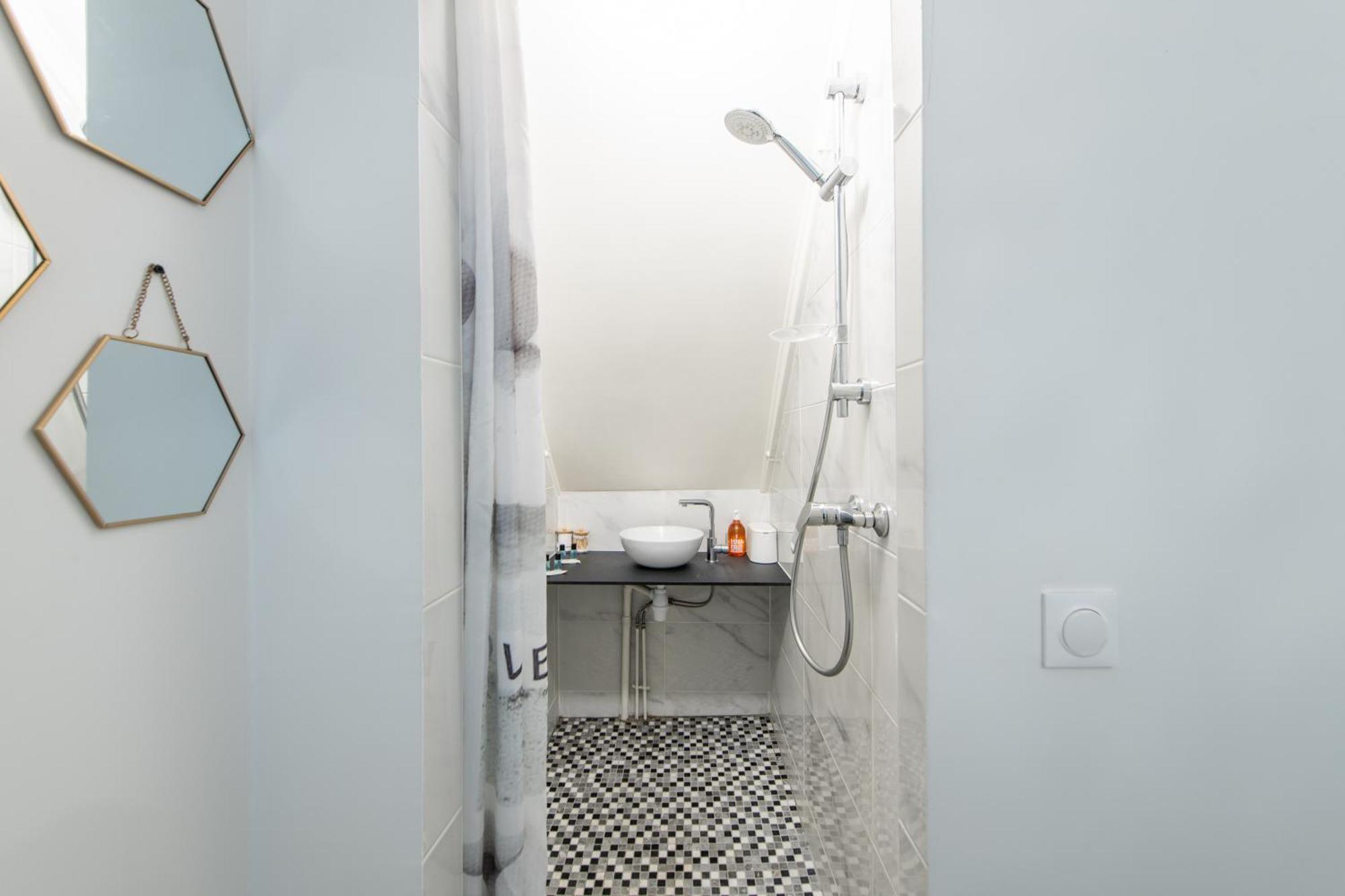 Apartment Spacious And Bright 2-bedroom Large Very Close To Paris - Near Metro *