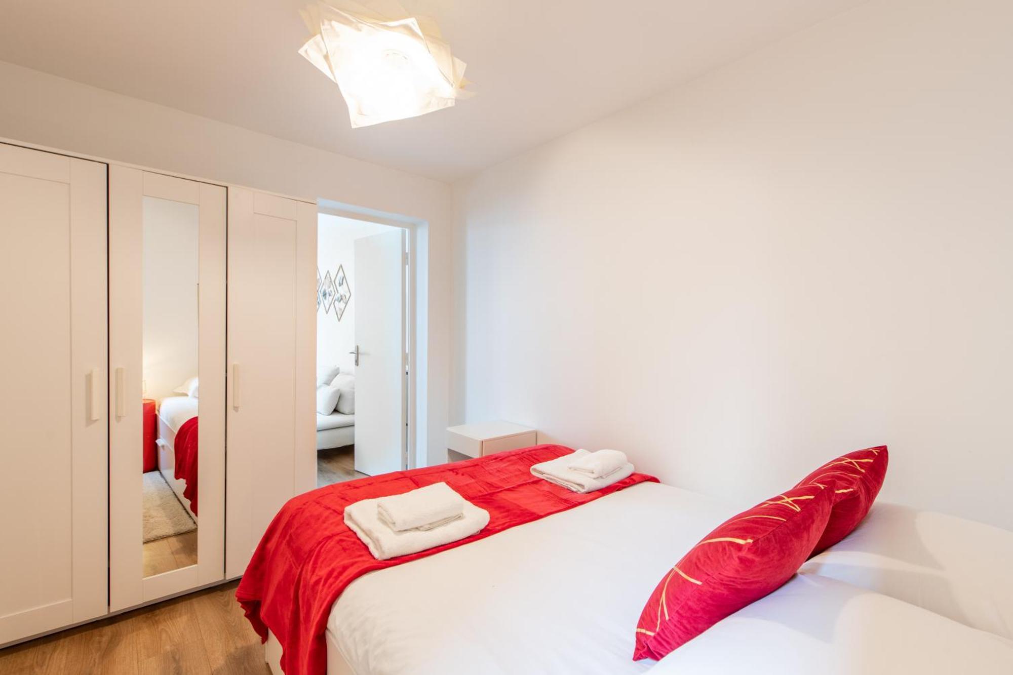 Apartment Spacious And Bright 2-bedroom Large Very Close To Paris - Near Metro