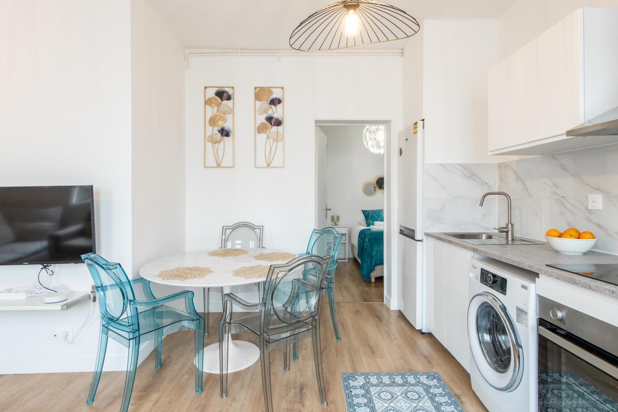 Spacious And Bright 2-bedroom Large Very Close To Paris - Near Metro Apartment