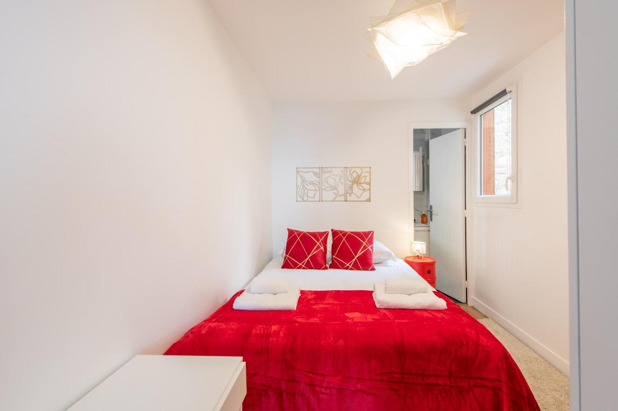 Spacious And Bright 2-bedroom Large Very Close To Paris - Near Metro