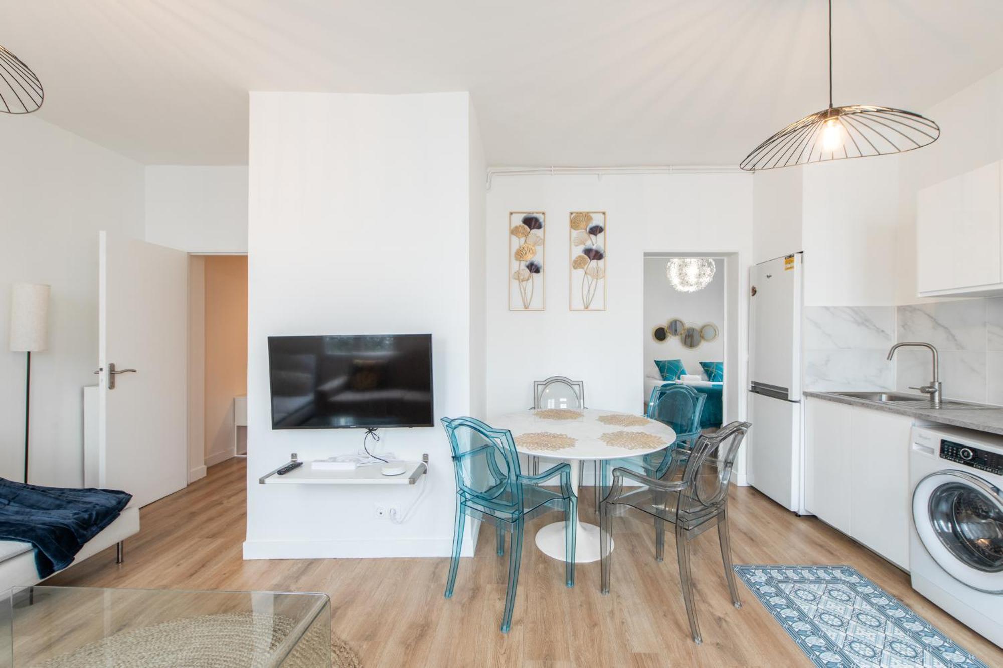 Apartment Spacious And Bright 2-bedroom Large Very Close To Paris - Near Metro