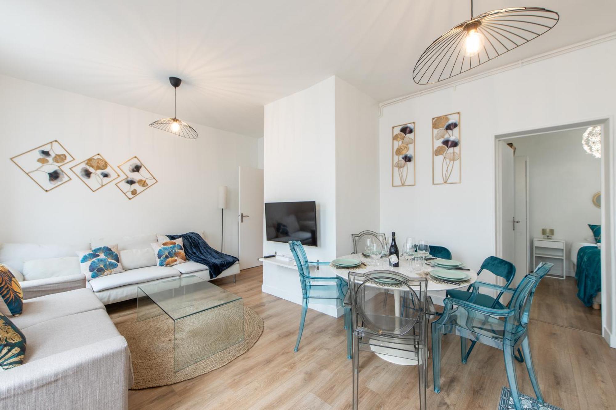 Apartment Spacious And Bright 2-bedroom Large Very Close To Paris - Near Metro