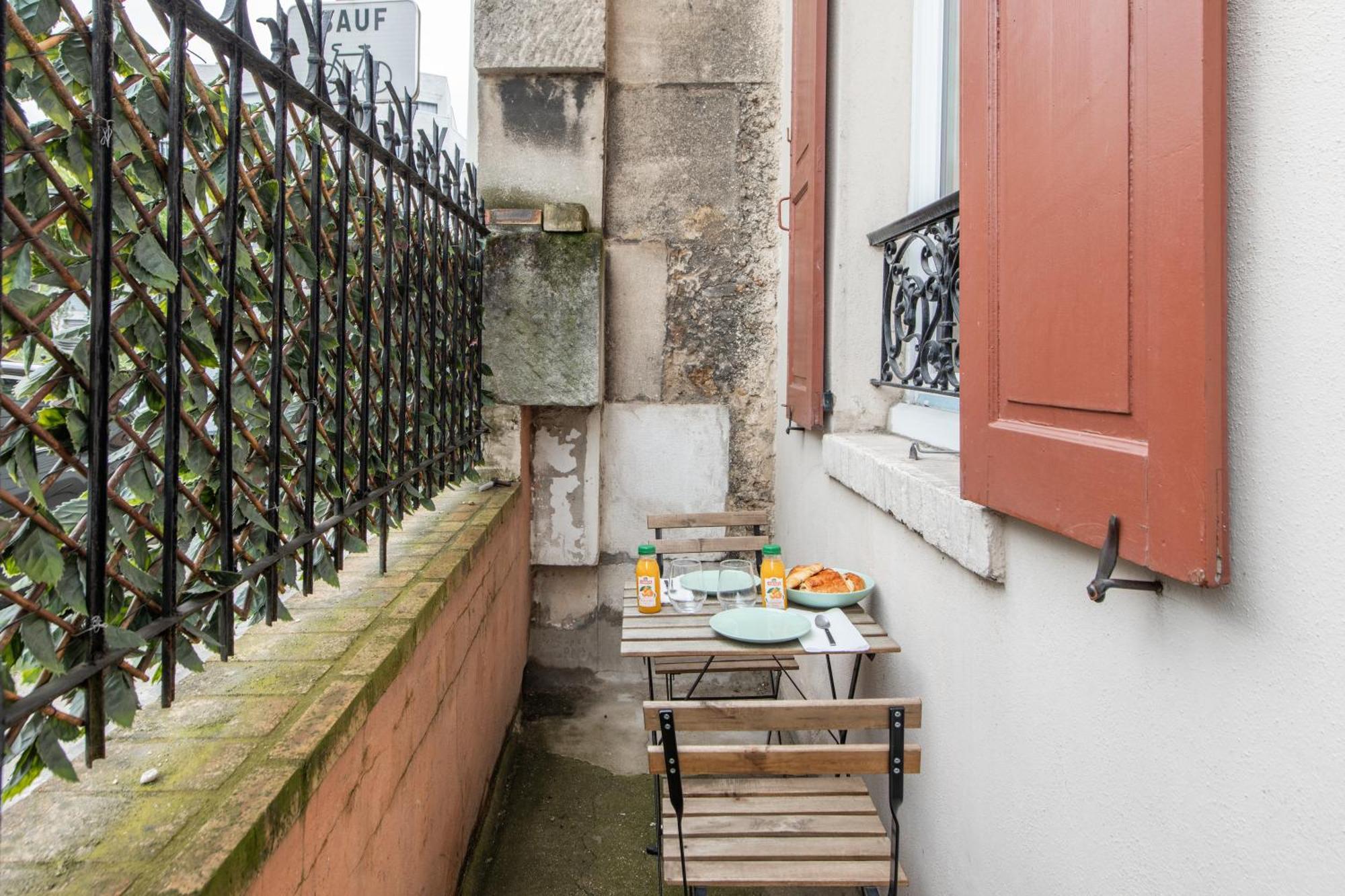 Spacious And Bright 2-bedroom Large Very Close To Paris - Near Metro